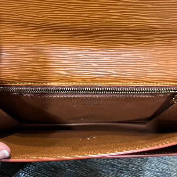 LOUIS VUITTON Dragonne Epi Leather Brown Clutch - Picture 4 of 14